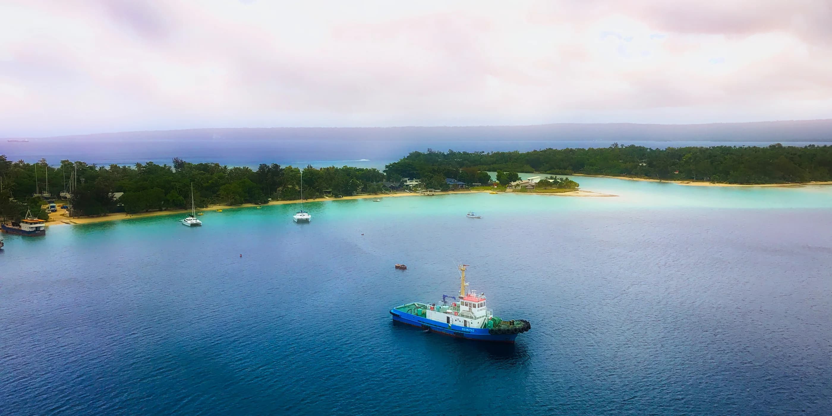 Boote auf blauem Wasser im Hafen von Port Vila, Vanuatu.